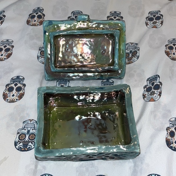 Treasure chest Signed Pottery glazed teal color.  Beautiful design. - Picture 3 of 5